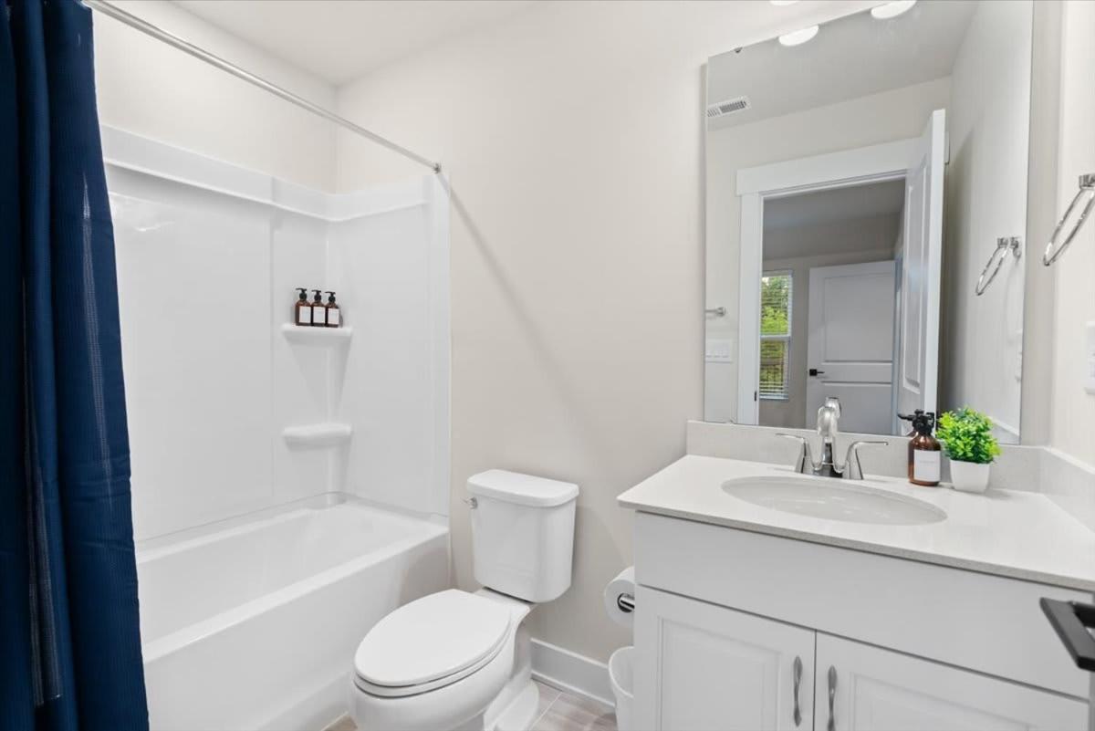 Holiday home Luxurious King 3br Townhouse Mins To Uptown Clt!