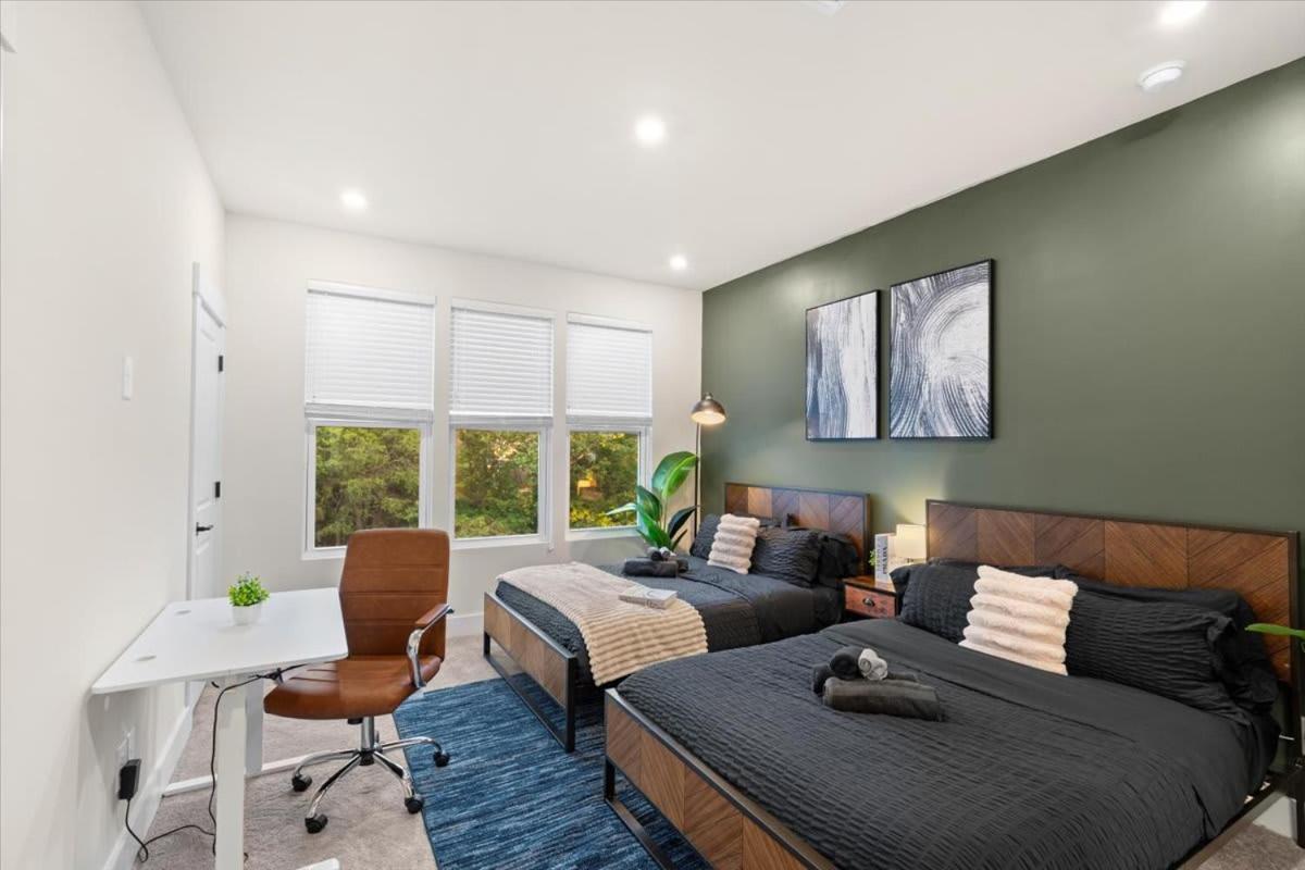 Luxurious King 3br Townhouse Mins To Uptown Clt! Holiday home