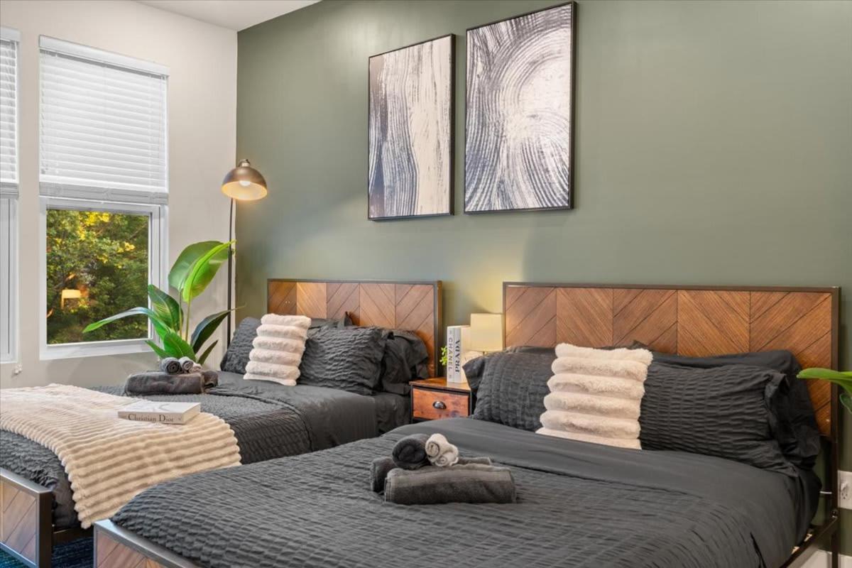 Holiday home Luxurious King 3br Townhouse Mins To Uptown Clt!